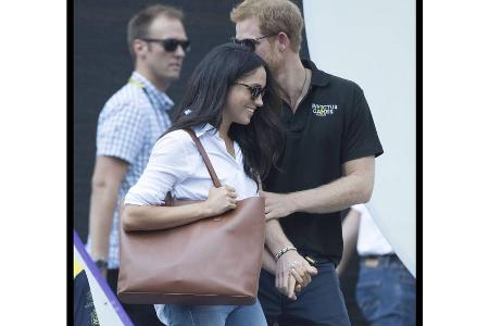 Händchenhaltend kamen und verließen Harry und Meghan das Tennismatch