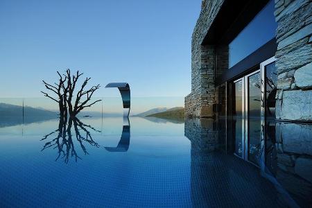 Der Outdoor Infinity-Pool lädt zum Entspannen ein