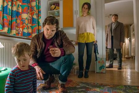 Sebastian Bootz (Felix Klare) versucht, aus dem dreijährigen Philipp (Lias Funck) hervorzulocken, welches Auto er gesehen ha...