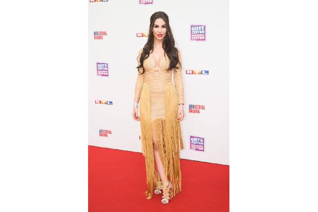 ...zog allerdings dank ihres Kleides mal wieder alle Blicke auf sich: Sila Sahin. Als Ayla Höfer/Özgül, die sie von 2009 bis...