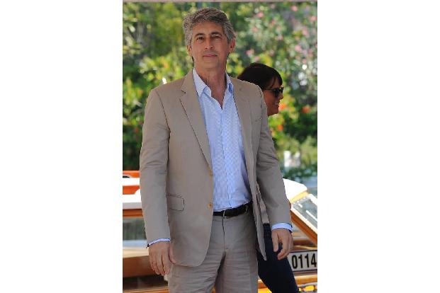 ...der Schauspieler ist im Eröffnungsfilm zu sehen und kämpft mit 20 anderen Filmen um einen Goldenen Löwen. Die Satire 'Dow...