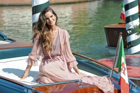...in Venedig nutzte Izabel Goulart für ein paar Posen im Boot, denn nicht nur Schauspieler zieht es zu den Filmfestspielen ...