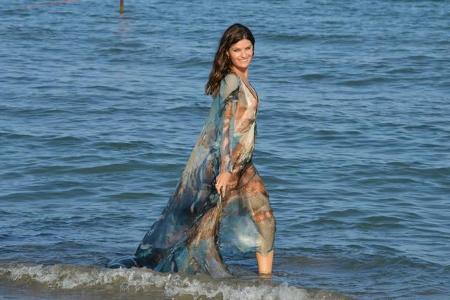 ...dürfen Models wie so oft ebenfalls nicht fehlen. Warum die da sind, weiß kein Mensch, aber der Victoria's Secret-Engel Is...