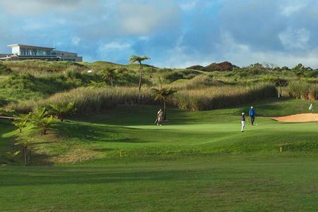 Das breite Fairway von Loch 4 mit dem modernen Clubhaus im Hintergrund