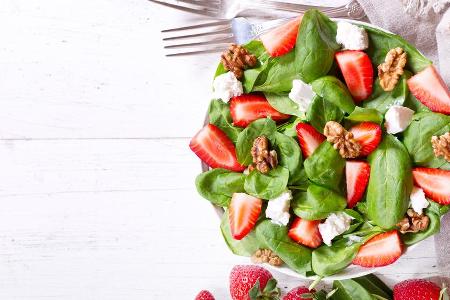 Ganz schön fruchtig: Warum nicht mal Erdbeeren in den Salat schnippeln?