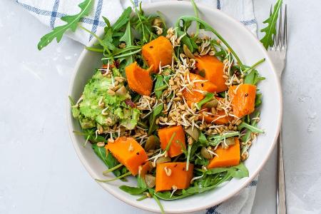 Ein Salat aus Süßkartoffeln darf in diesem Sommer nicht fehlen