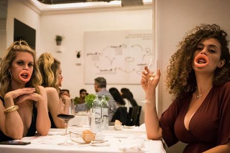 Mit dem Blowjob-Trainer im Restaurant: Ines und Leila haben keine Scheu vor Aufmerksamkeit