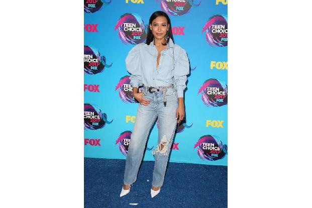 ...voluminös kam Naya Rivera daher, die mit einer Puffärmelbluse und zerrissenen Mom-Jeans begeisterte. Durch die High Heels...