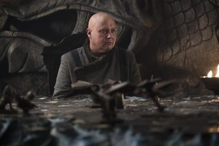 Varys (Conleth Hill) hilft beim Taktieren