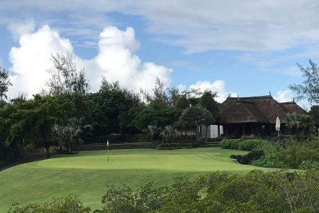 Das Clubhaus des Ile aux Cerfs in einer eindrucksvollen Natur