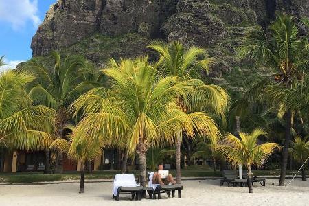 Am Strand des Dinarobin vor dem Le Morne Brabant