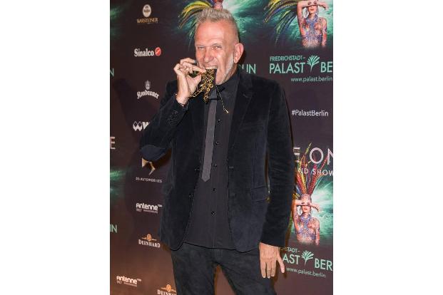 ...man weiß, dass Jean Paul Gaultier die 500 ausgefallenen Kostüme für die Show im Berliner Friedrichstadtpalast entwarf. Un...