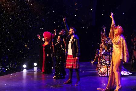 ...für reges Interesse. Schließlich ist Jean Paul Gaultier der Meister der Haute Couture, das Enfant terrible der französisc...