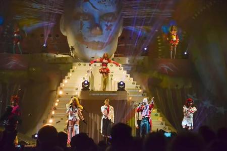 ...von dem Schweizer so einiges, ist er doch selbst für seine fulminanten Shows bekannt. Und das über Jahrzehnte! Doch wie k...