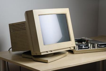 Kaum zu glauben, dass wir früher noch solche Ungetüme auf unseren Schreibtischen stehen hatten.