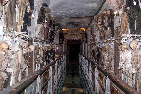 Die Gruft unter dem Kapuzinerkloster in Palermo ist ein wahres Gruselkabinett. Es gibt fünf Korridore: Männer, Frauen, Pries...