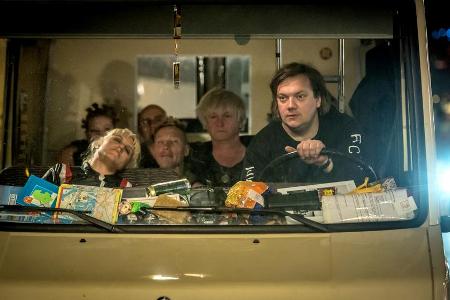 Karl Schmidt (r.) kümmert sich um den Transport der DJs