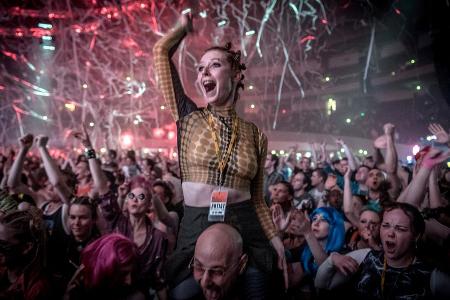 Anja (Sarah Bauerett) feiert bei einem Rave