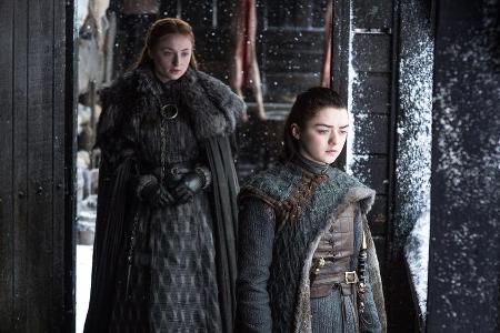 Warum verhält sich Arya Stark (Maisie Williams, r.) so seltsam?