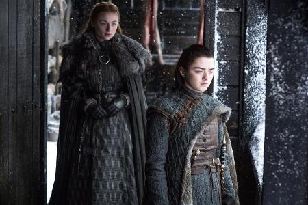 Die Spannungen zwischen Sansa (Sophie Turner, l.) und Arya (Maisie Williams) nehmen zu
