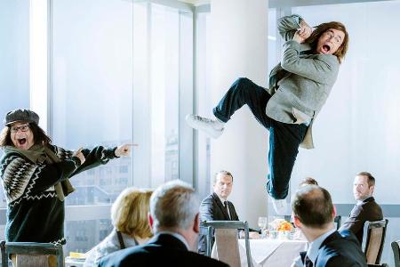 Zwei Dauerstudenten mischen die High Society auf