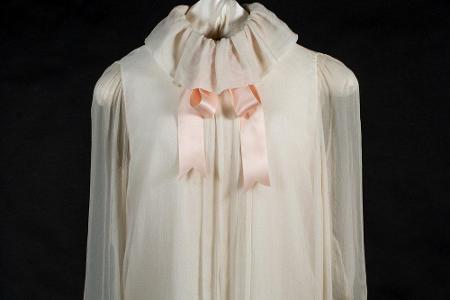 Ein Kleidungsstück, das viele Besucher in seinen Bann zieht: Die Rüschenbluse von Dianas Verlobungsfoto 1981.