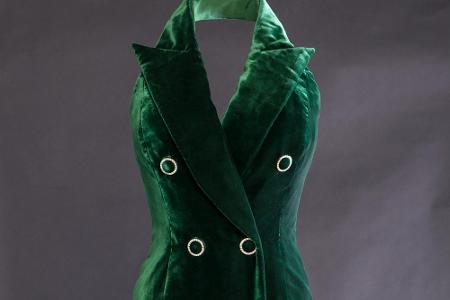 Das grüne Neckholder-Dress ist ein Entwurf von Catherine Walker - Dianas Lieblings-Designerin.