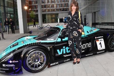 Sowohl der legendäre MC12 GT1 als auch Jessica Schwarz zogen bei der Veranstaltung die Blicke auf sich