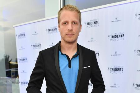 Nach dem Relegationsspiel zur Showroom-Eröffnung: Comedian Oliver Pocher kam direkt aus der Allianz Arena