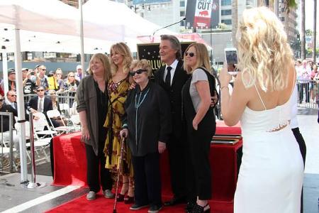 ...war ein weißes Kleid schließlich bei der Zeremonie auf dem Walk of Fame dabei. Zwar an Kate und nicht an Goldie, doch die...