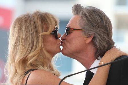 ...bei einer Hochzeit. Denn bei der ganzen Liebe zwischen Goldie und Kurt konnte man glatt vergessen, dass es hier eigentlic...