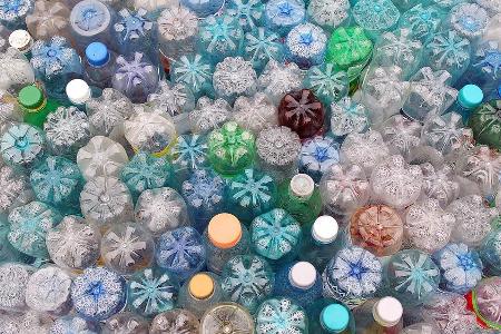 Plastikflaschen gibt es viel zu viele auf dieser Welt: Mode aus recyceltem Plastik hilft dagegen