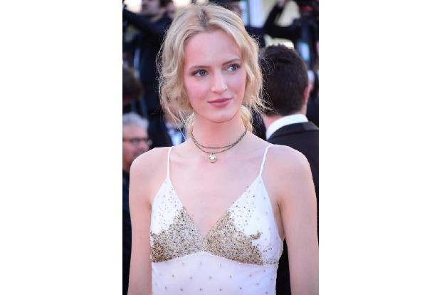 ....Daria Strokous muss sowieso noch an ihrer internationalen Bekanntheit arbeiten. Also warum sich nicht mal in Cannes blic...