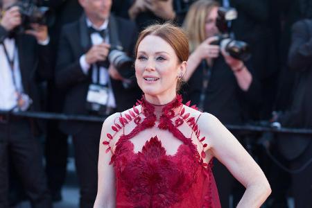 Oscar-Gewinnerin Julianne Moore strahlte in ihrer roten Robe von Givenchy mit dem Teppich um die Wette.
