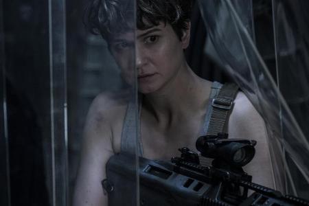 Katherine Waterston wandelt auf den Spuren von Sigourney Weaver