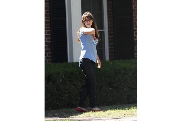 ...auch der BH - wie sieht das sonst schließlich auf den Aufnahmen aus? Also mal eben alles richten, was irgendwie zu richte...