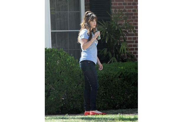 ...noch schnell eine kleine Erfrischung und schon ist Frau Deschanel bereit, einige Szenen in den Kasten zubringen. Gemeinsa...