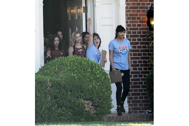 ...Serien-Kollegin Hannah Simone gibt sie am Set vor einem Studentenverbindungs-Haus wirklich alles! Doch so richtig in Wall...