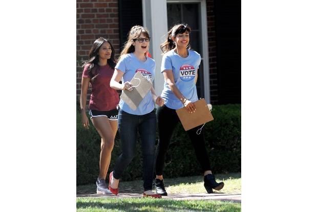 ...schienen die beiden Schönheiten wegen einer ganz anderen Sache zu geraten. Mit strahlendem Lächeln und einem Leuchten in ...