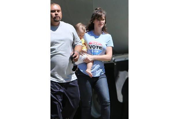 ...sich die stolze Mama da riesig freut - ein Jahr nach der Geburt fällt es einer frisch gebackenen Mama schließlich noch se...