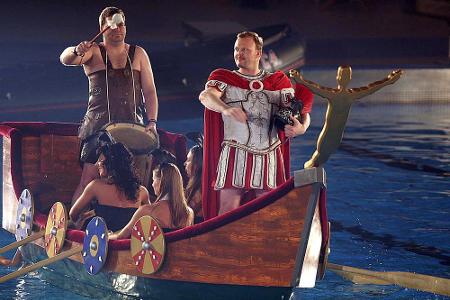 Es folgten etliche Shows, in denen Raab seine prominenten Gäste zu sportlichen Höchstleistungen antrieb. Mit Elton begrüßte ...