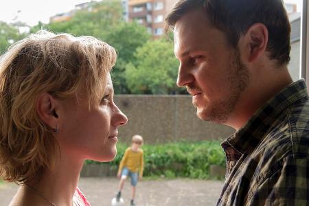 Ex-Ultra Doreen (Lana Cooper) und ihr Sohn haben sich mit Patrick Timmermann (Frederic Linkemann) eine neue Existenz aufgebaut