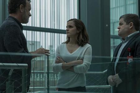 Eamon Bailey (Tom Hanks) und Tom Stenton (Patton Oswalt) machen Mae (Emma Watson) ein Angebot