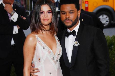 Selena Gomez und The Weeknd auf der Met Gala