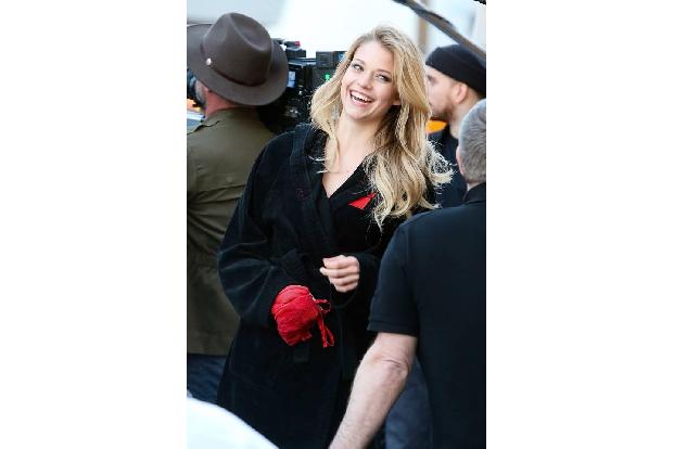 ...diesjährigen Kandidatinnen ihrer Castingshow 'Germany's Next Topmodel - wie diese hübsche Blondine - mussten für ein Foto...