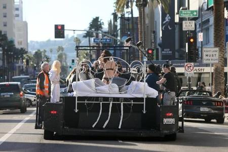 ...das Bett, auf dem sie sich räkeln sollten, befand sich auf einem Laster, der auf dem Hollywood Boulevard entlang fuhr. Da...