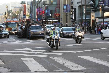 ...sorgte natürlich für jede Menge Aufruhr auf der Starmeile, weshalb sogar die Polizei vor dem Wagen fahren musste. Doch...
