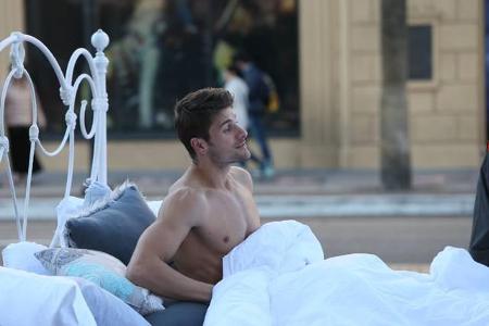 ...nicht nur das fahrende Bett bot eine Herausforderung für die Mädchen. Auch das hübsche Männermodel, das darin wartete, dü...