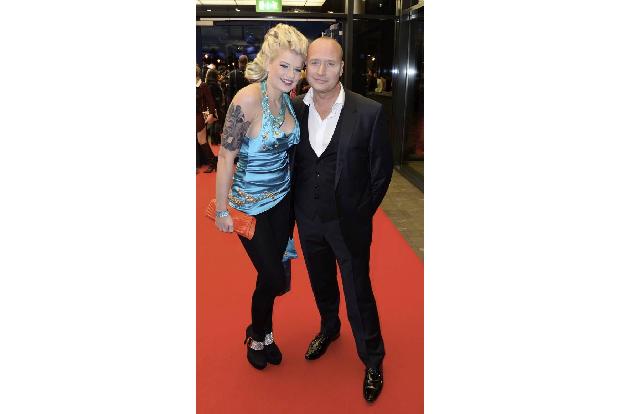 ...erste Kind des Paares zur Welt. Seit sieben Jahren sind Melanie und Mike ein Herz und eine Seele, er ist sogar ihr Manage...