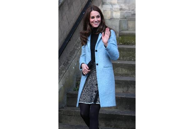 ...Klassiker ist auch dieser babyblaue Mantel aus dem Hause Mulberry (1.180 Euro), den Catherine zu einem Wollrock von D&G (...